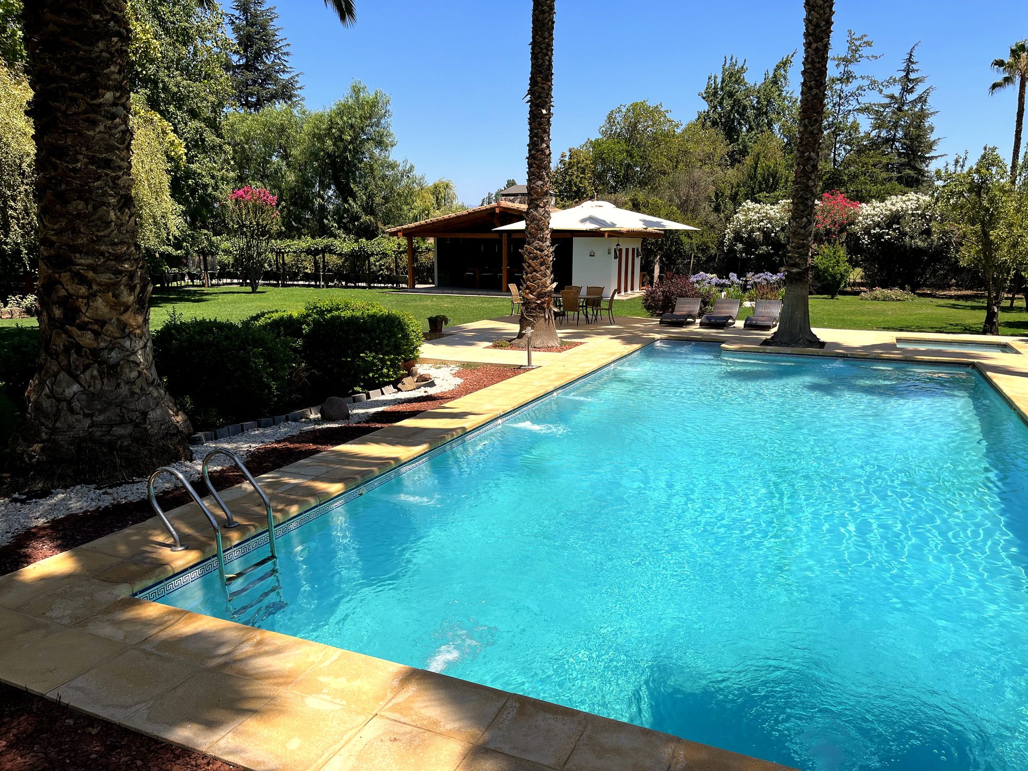 Piscina con parrón y quincho