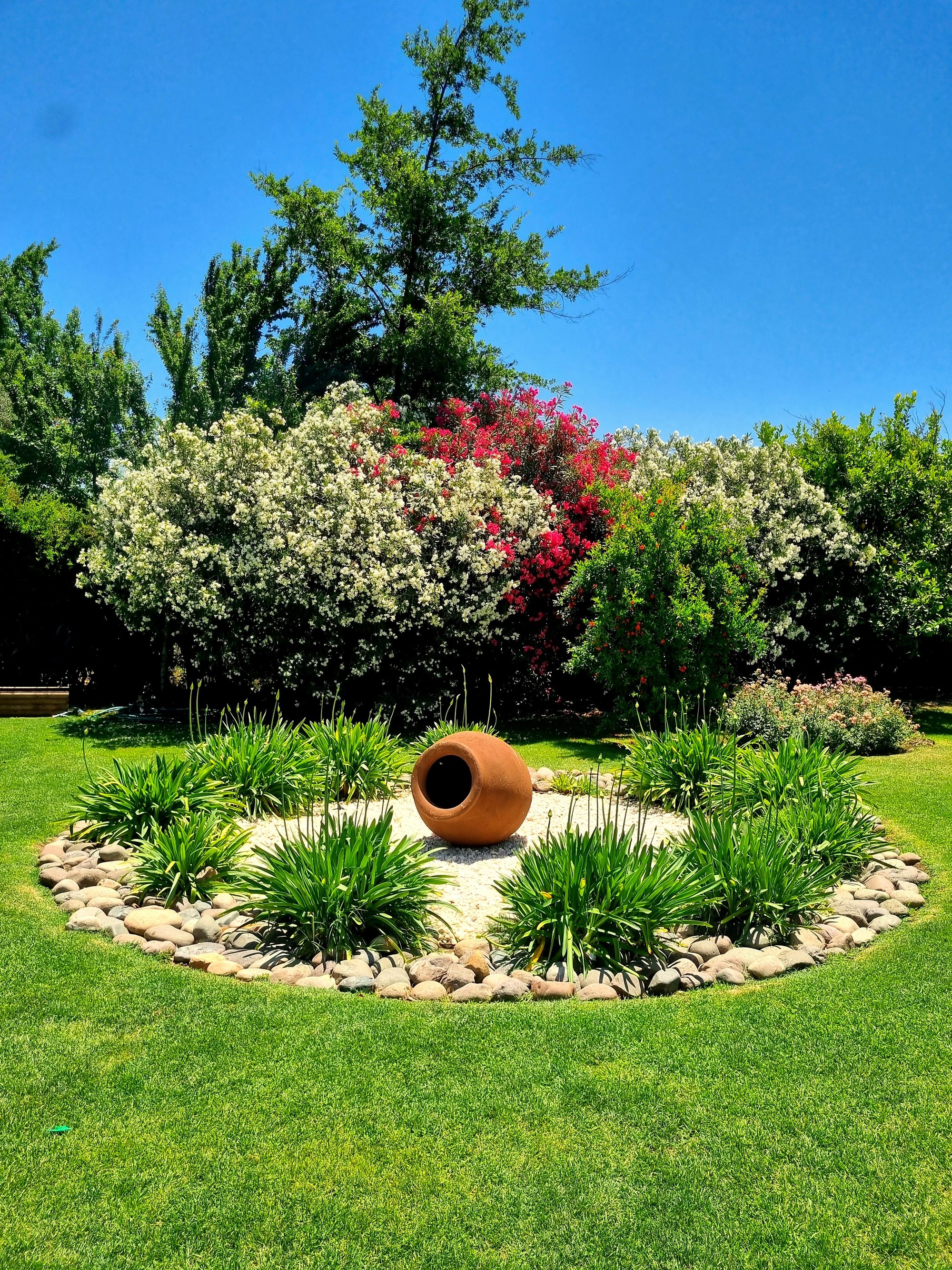 Jardín con cántaro